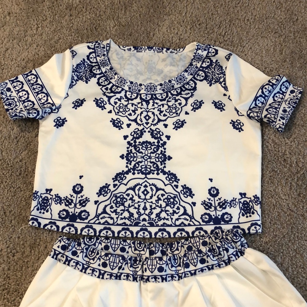 TOP AND SHORTS SET - Picture 2 of 4